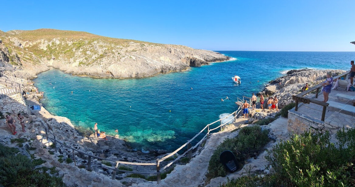 Porto Roxa Beach